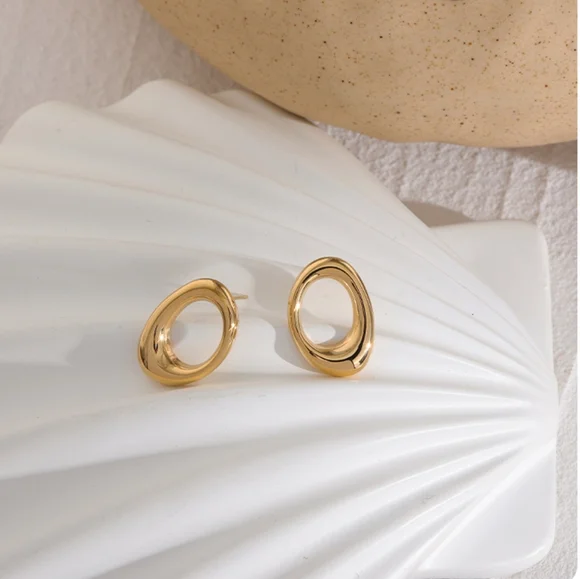 Charming Little Earrings - Picture 5 of 7